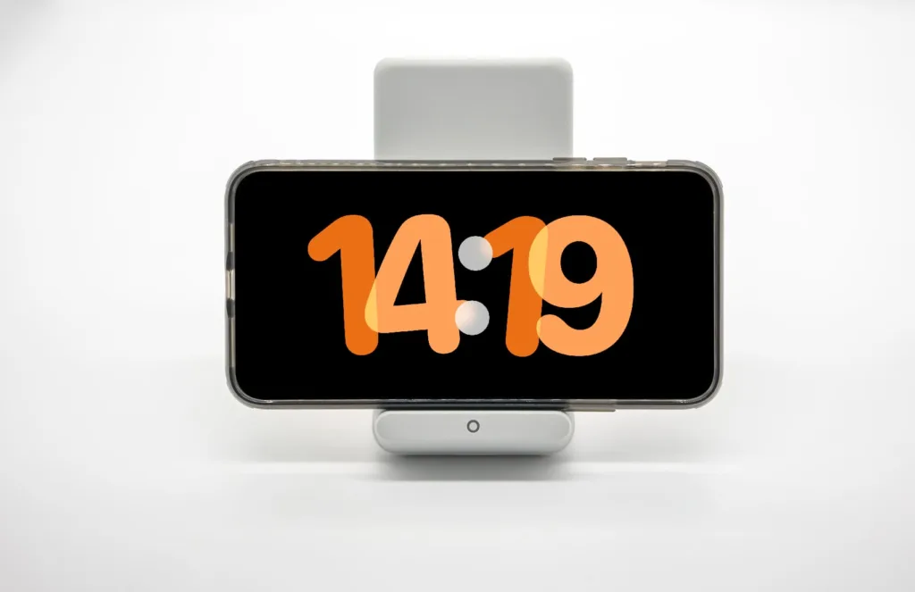 iOS17のスタンバイモードでiPhoneが変わる！時計や写真の設定とカスタマイズ方法