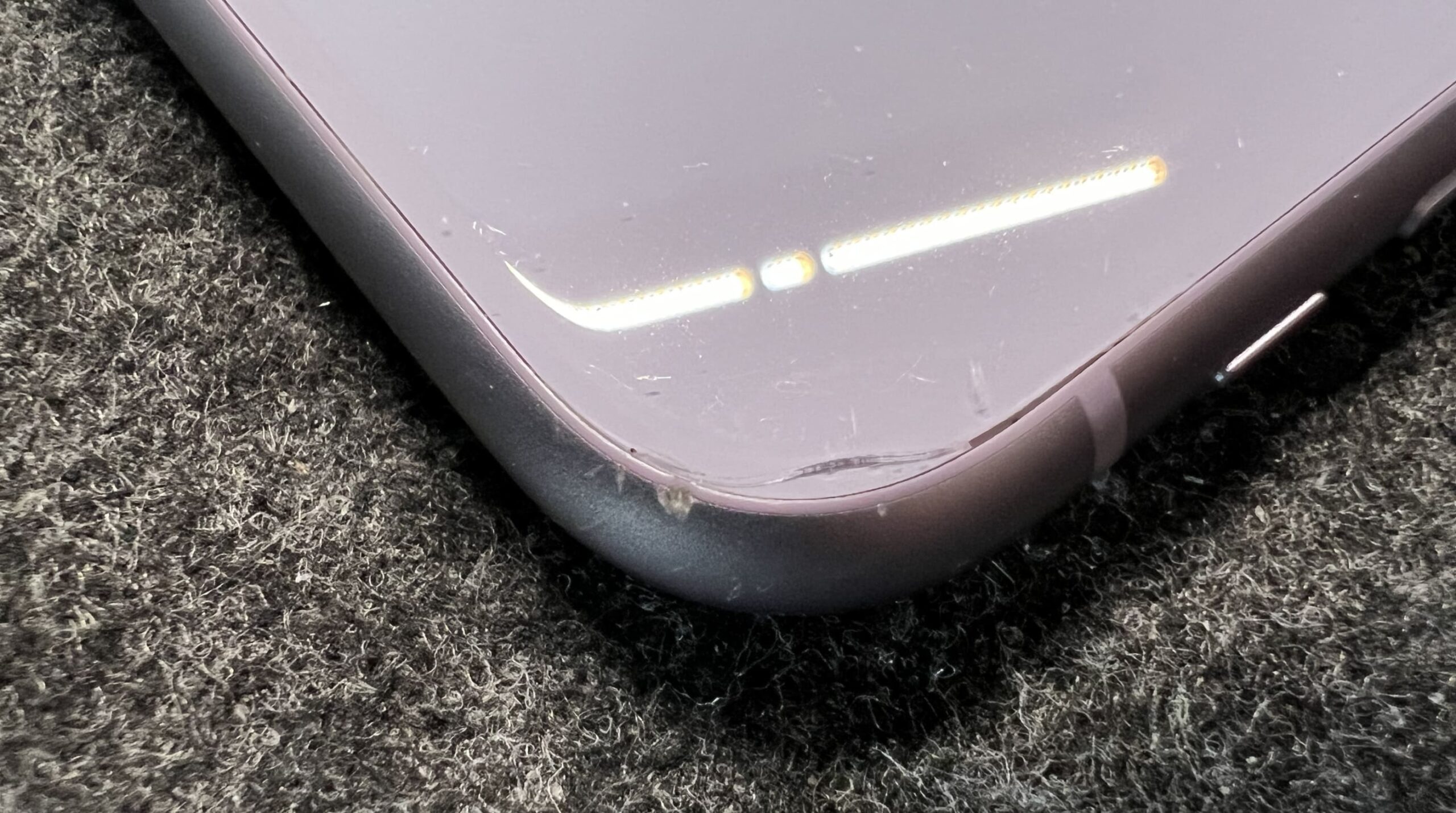 筆者が買取したiPhone背面ガラスに入った小さなヒビの実物写真