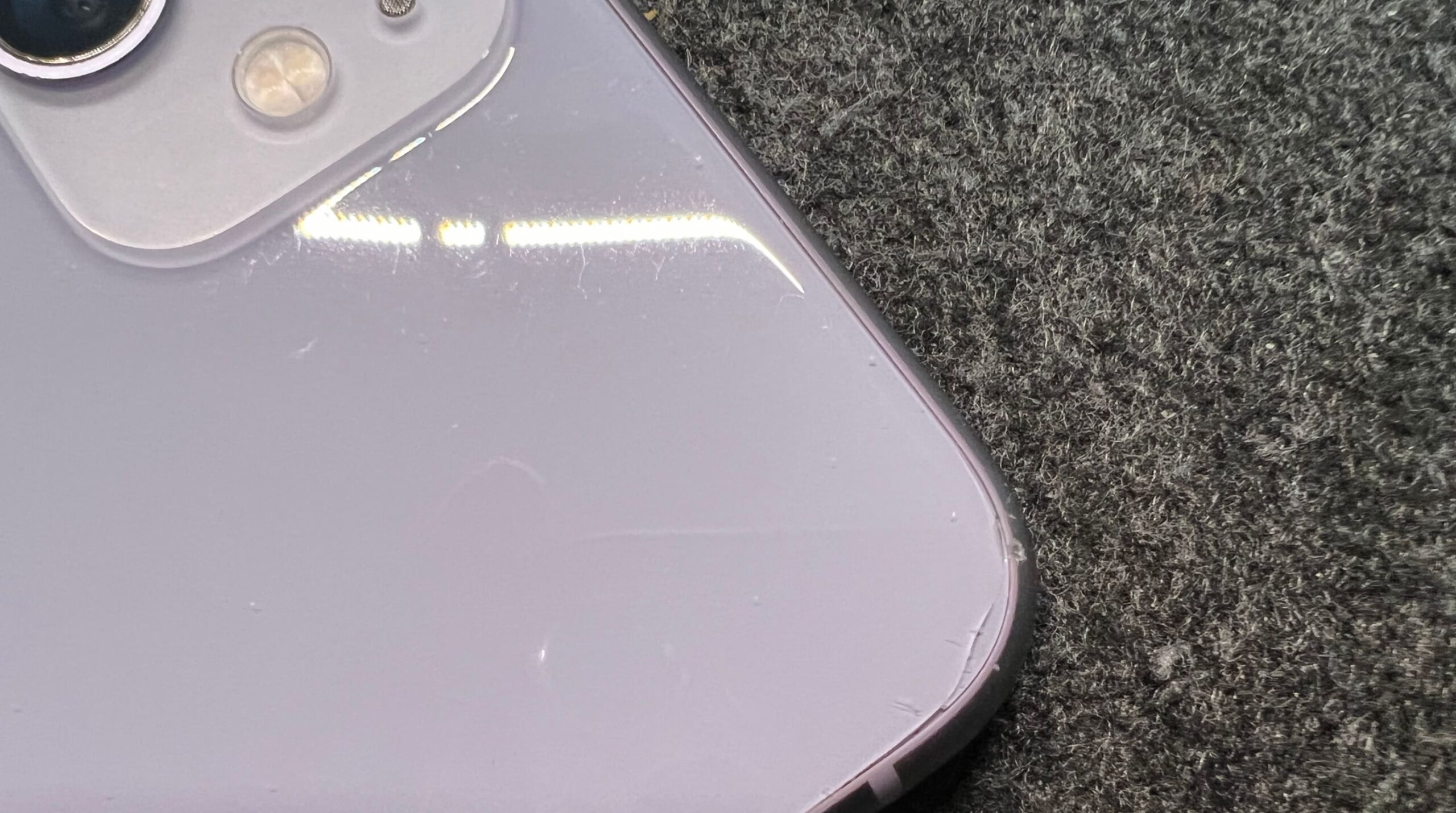 iPhone背面ガラスのヒビがカメラ側に入っている軽度の破損例